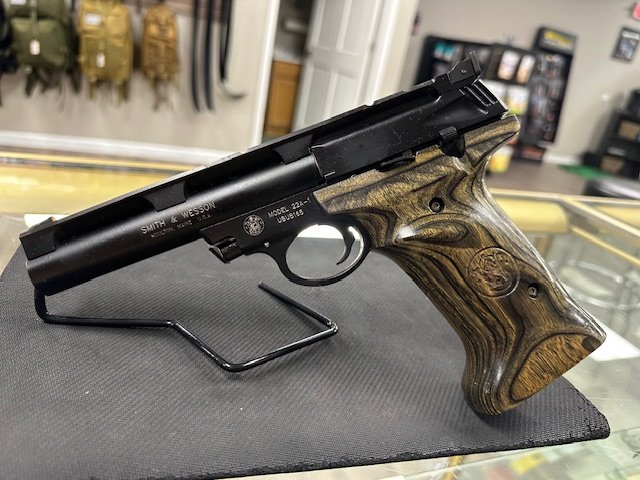 Smith & Wesson 22A-1 – .22 LR – Excellent Condition – Bushnell Trophy Red Dot – Case + 2 Mags (USED) - Image 9